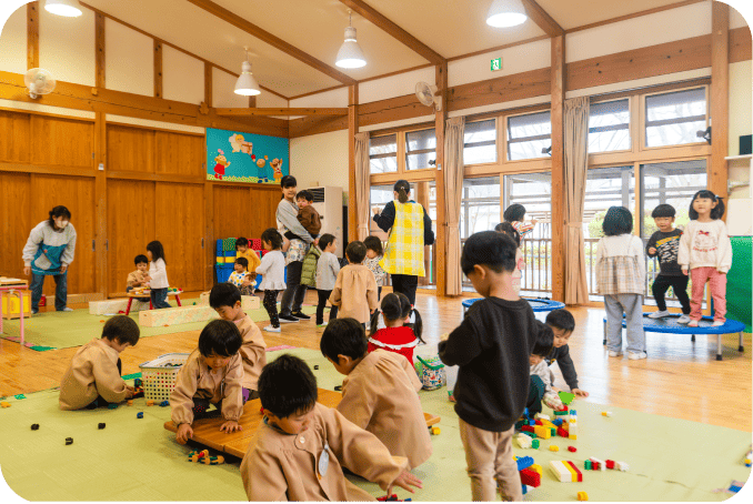 遊戯室で遊ぶ園児たち