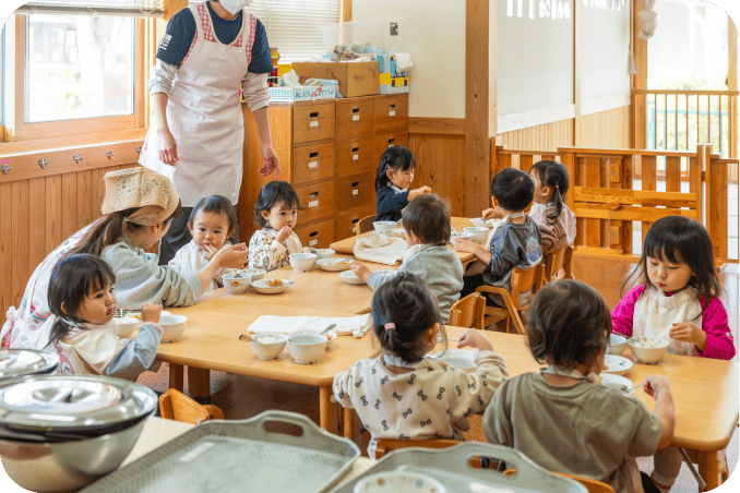 給食を食べる園児たち